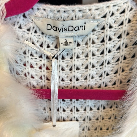Davi & Dani ivory faux fur vest size S NWT - Picture 2 of 3